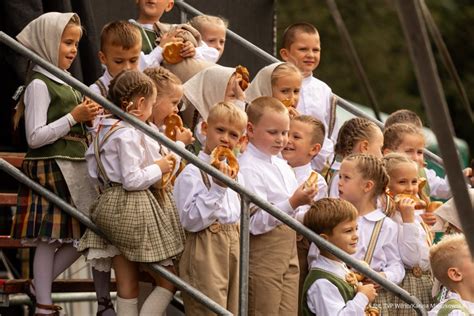 Vaikai, dalyvaujantys lietuvių liaudies šventėje, pasipuošę tautiniais kostiumais