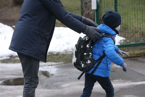 mokytoja aptaria vaiko pasiekimus su tėvais