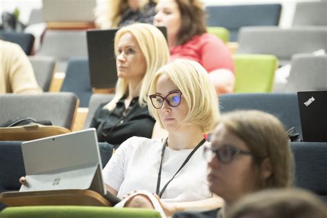 universiteto auditorija ir studentai