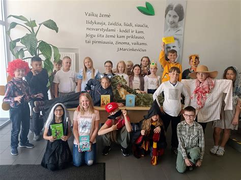 mokykla su simboliais pinigų ir knygų