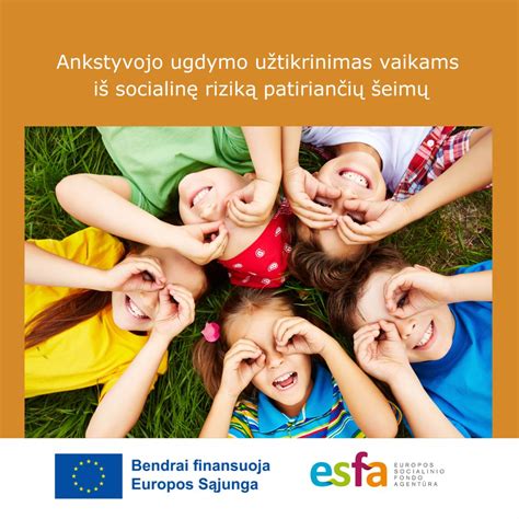 Europos socialinio fondo logotipas ir ikimokyklinio ugdymo specialistai diskutuojantys apie inovacijas