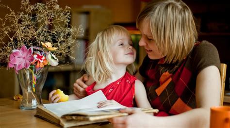 mama su vaiku skaito poezijos knygą jaukiame kambaryje