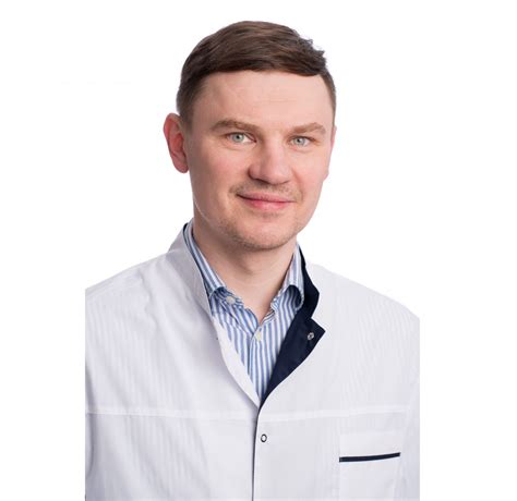 Gydytojas kardiologas tiriantis vaiko širdies ritmą