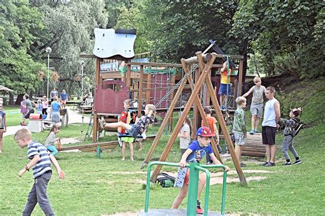 Vaikai žaidžia ir mokosi Vingio parke