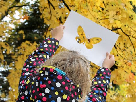 Vaikai, ieškantys rudens spalvų parke