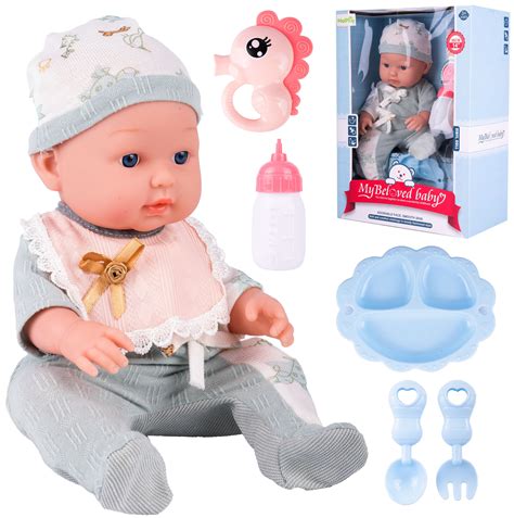 Kūdikis kramto žaislą