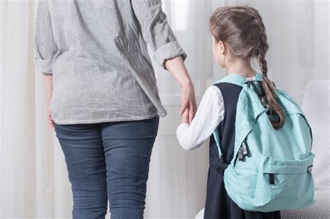Tėvai veda vaiką į darželį ir atsisveikina