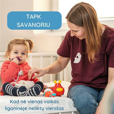 Vaikas vienišas sėdi darželio kieme, kol kiti žaidžia