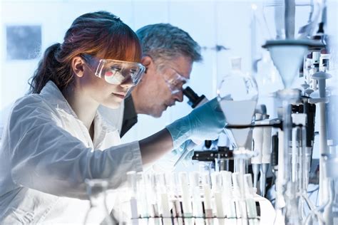 Mokslininkai laboratorijoje dirbantys su embrionais (IVF laboratorija)