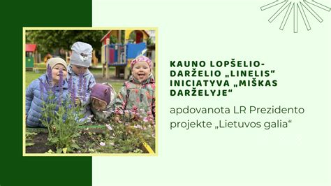 Pedagogas, bendraujantis su vaikų grupe darželio aplinkoje.