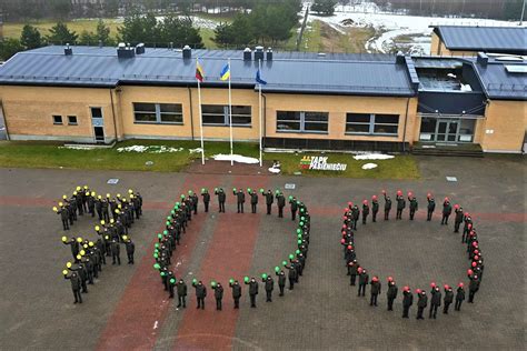 Mokyklos bendruomenė dalyvaujanti projekte