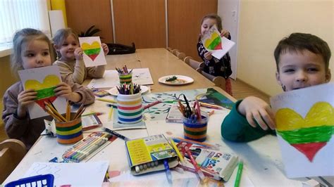 Vaikų kūrybiniai darbeliai eksponuojami darželio erdvėse