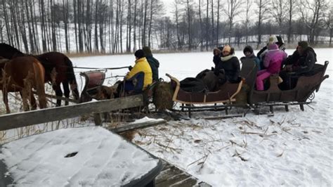 Žmonės sportuoja gamtoje