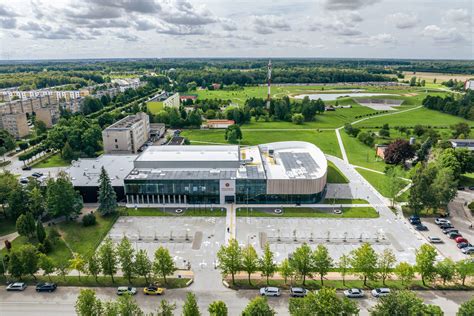 Naujosios Akmenės miesto panorama ir švietimo įstaigos