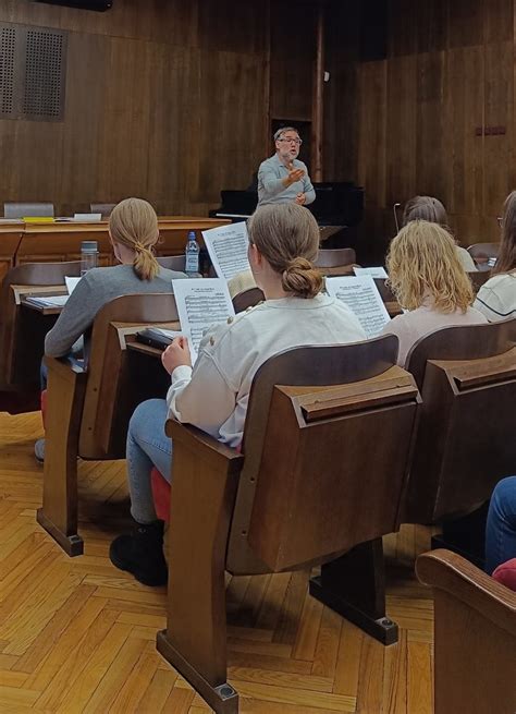 Dirigentas su vaikų choru