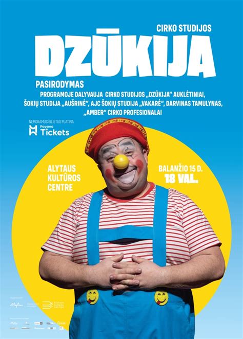 Scenos artistų pasirodymas su charakteringais personažų kostiumais