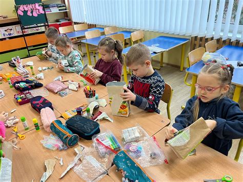 Vaikai, dalyvaujantys kūrybinėse dirbtuvėse