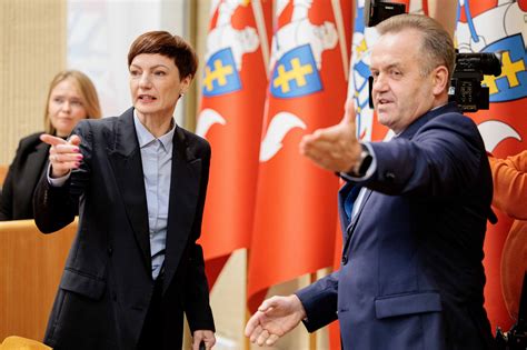 Sodininkas, laimingai dirbantis sode su įvairiais įrankiais
