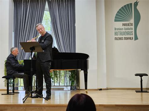Šiuolaikinė muzikos mokykla su mokiniais (bendras vaizdas)