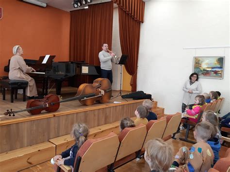 Vaikai groja kanklėmis per muzikos mokyklos renginį