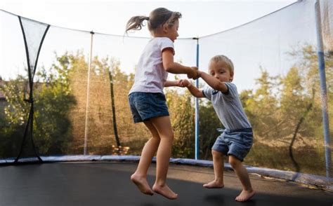 Vaikai šokinėja ant batutų