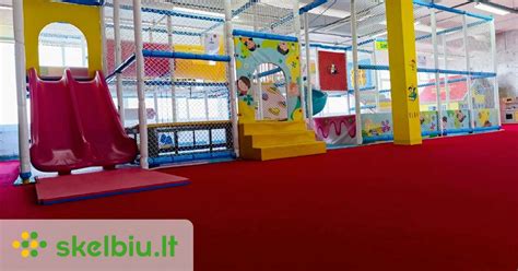 Vaikų žaidimų kambario interjeras su zonavimu