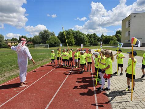 Vaikų grupė vasaros sporto stovykloje