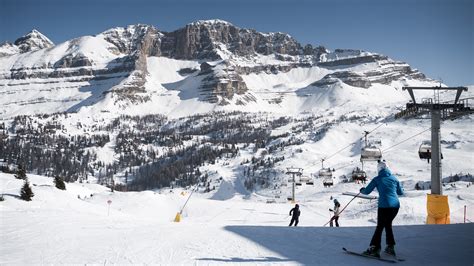 Šeima slidinėja Madonna di Campiglio kurorte