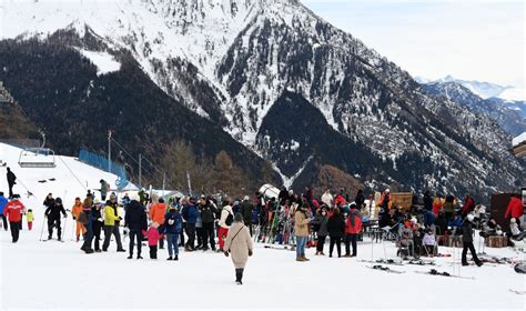 Šeima mėgaujasi rogučių trasa Italijos Alpėse