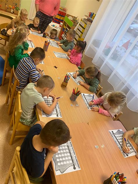 Vaikų rankos glėbyje