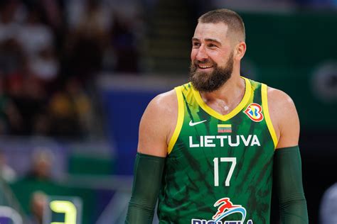 Jonas Valančiūnas su sūnumis Palangoje