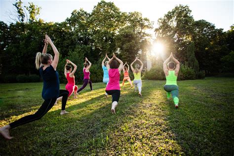 Moterys, užsiimančios lengva mankšta.