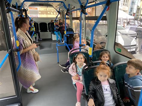 vaikai traukinyje arba autobuse
