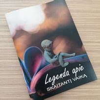 vaikas skaitantis didelę spalvingą enciklopediją