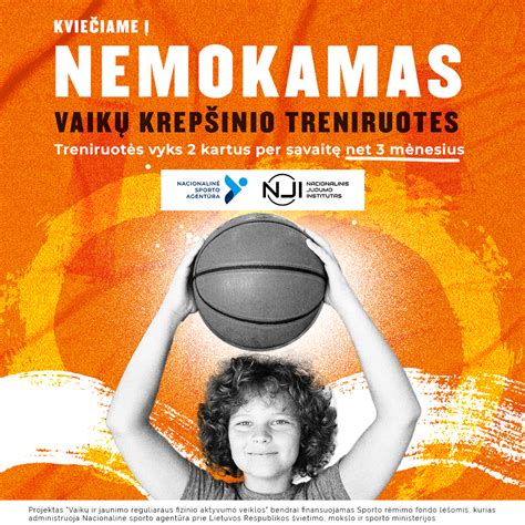 Grupė jaunimo, dirbanti prie komandinio projekto