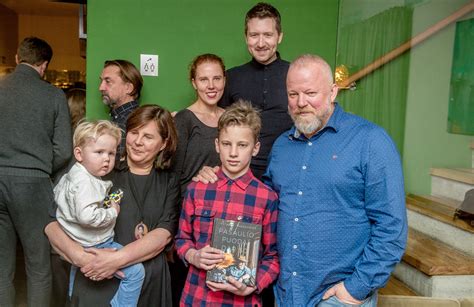 Vytaras Radzevičius su šeima prie laužo