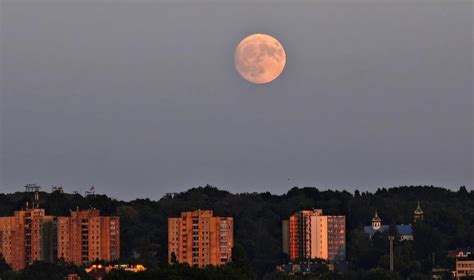 Nuotrauka: Pilnatis virš kraštovaizdžio, simbolizuojanti mėnulio įtakos mitą