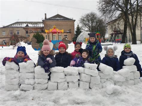 vaikai žaidžia žiemą lauke