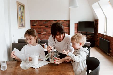 Vaikai atliekantys paprastą mokslinį eksperimentą namuose