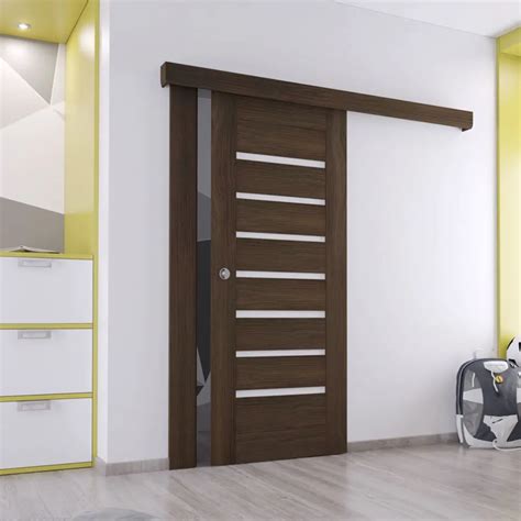 Stumdomos durys ir vaikas