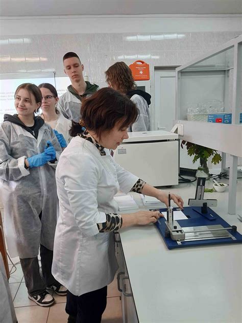 Moksleiviai universiteto laboratorijoje atlieka eksperimentus