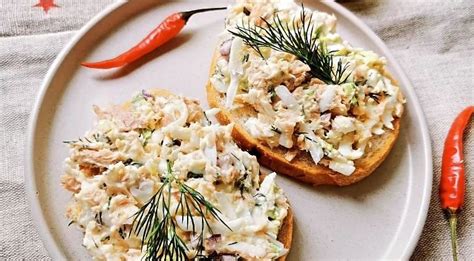 Tuno salotų patiekimas ant duonos riekelės