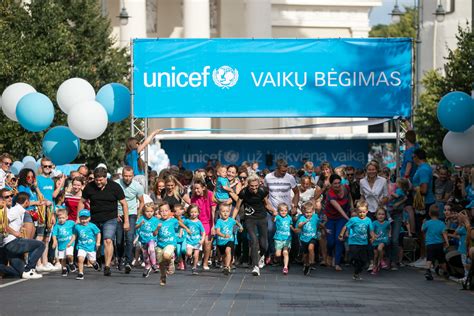 UNICEF vaikų bėgimo dalyviai su medaliais
