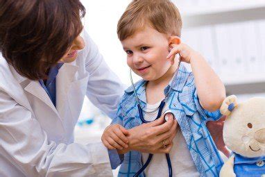 Gydytojas pediatras konsultuojantis mažąjį pacientą