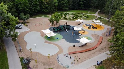 moderni vaikų žaidimų aikštelė parke