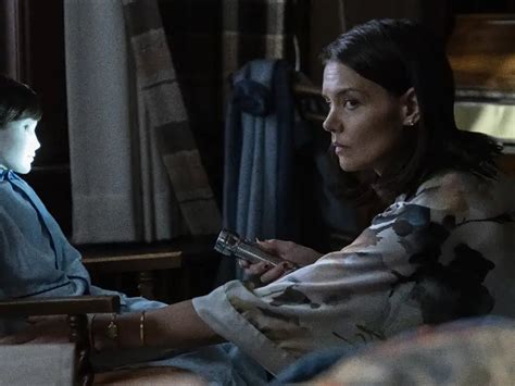Aktorė Katie Holmes filmo „Šėtono vaikas 2“ kadre