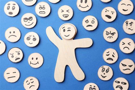 Vaikas, rodantis skirtingas emocijas: pyktį, baimę, liūdesį