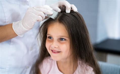 vaikas aukoja plaukus