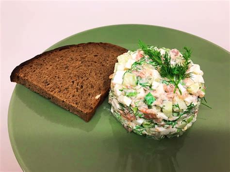 Mišrainė su rūkyta lašiša, kiaušiniais ir šviežiomis žolelėmis