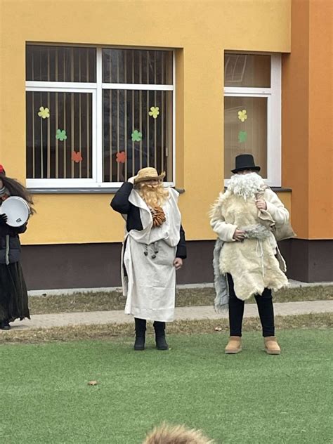 vaikai su Užgavėnių kaukėmis darželyje